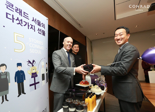 콘래드 서울이 개관 5주년 기념 감사 이벤트로 '콘래드 서울의 다섯 가지 선물'을 벌인다. 오는 12일로 개관 5주년을 맞는 콘래드 서울은 그동안 성원과 사랑에 보답하고자 고객에게 사연을 받아 사연자를 대신해 감사함을 전하는 '콘래드 서울의 다섯 가지 선물' 이벤트를 진행 중이다. 10일까지 당첨자를 직접 찾아가 감사한 마음과 함께 풍성한 선물을 전달한다. 콘래드 서울 제공